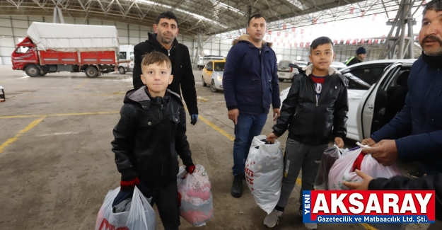 Yardımlarda gençler ve çocuklar ön safta