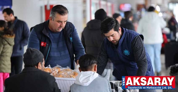 Yurtlarda kalan depremzedeye sıcak çorba veriliyor