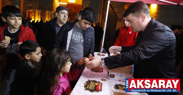 Kandil gecesi lokum ve bisküvi ikram edildi