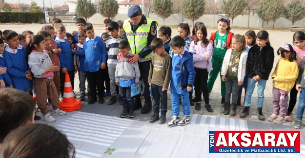 Öğrenciye trafik kuralları öğretiliyor