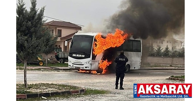 Seyir halindeki midibüs alev aldı