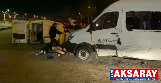Ticari araç, iki araca birden çarptı: 3 YARALI