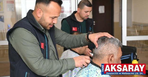 Yurtlarda kalan depremzedeye kuaför hizmeti veriliyor