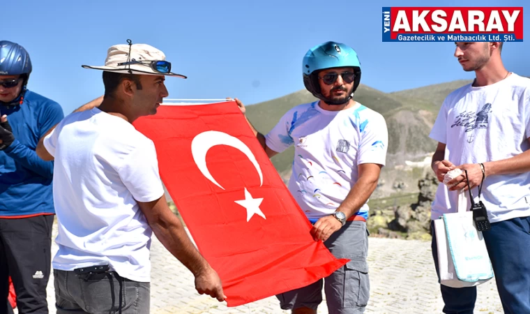 Aksaraylı paraşütçüler şehitler için atlayış yaptı