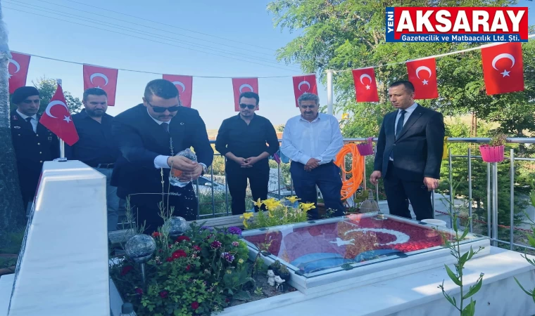 Şehit mezarlarını ziyaret etti