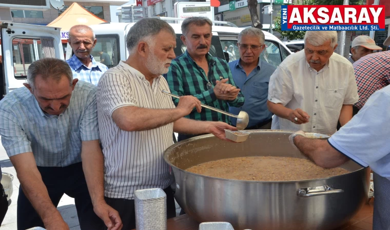 Çardaklılar Derneği de aşure dağıttı