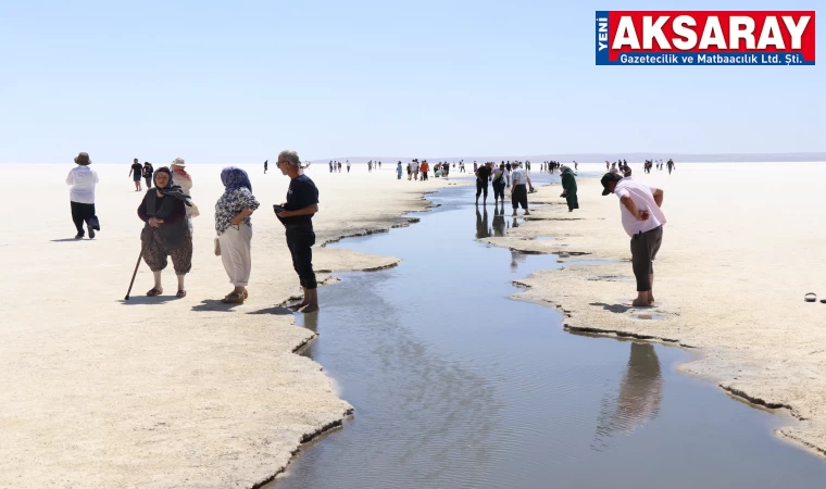 Tuz Gölü'nde şifa bulmak için yürüyorlar