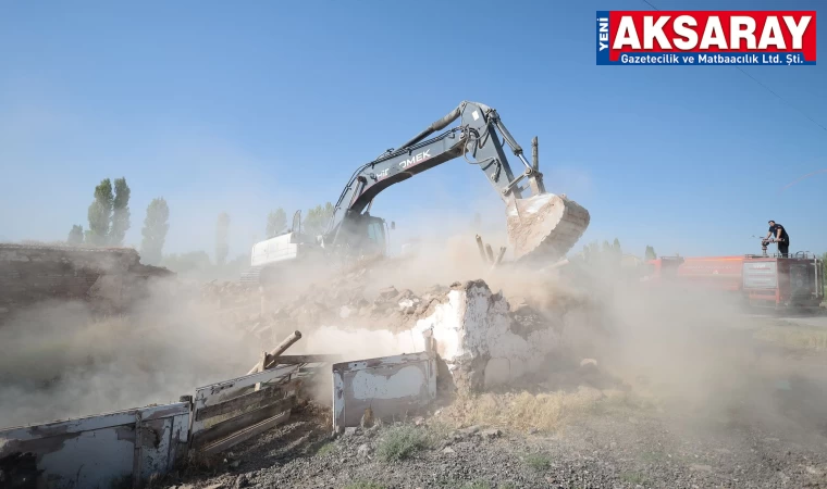 Yeni yollar açılırken üzerinde ki metruk binalarda yıkılıyor