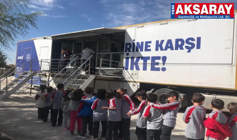 Deprem Tır’ı okulları ziyaret ediyor