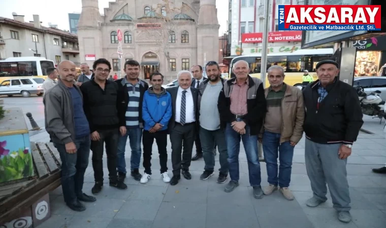 Çarşı pazarda valiyi gören resim çektirme yarışına giriyor