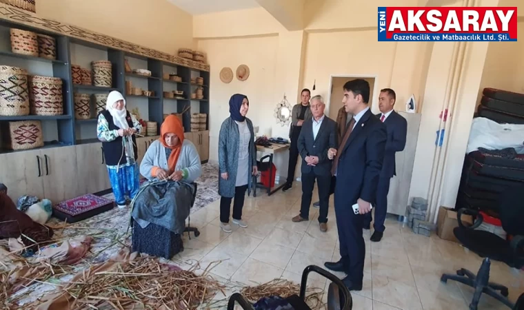 Kadınlara özel atölyelerde çalışmaları inceledi