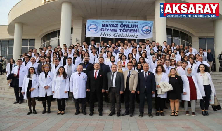 Doktor adayları beyaz önlük giydi