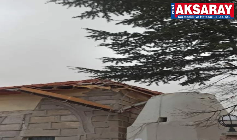 Fırtına cami minaresini yıktı