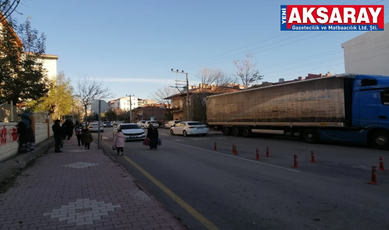 Okul sokağına park eden tır sabah saatlerinde trafiği aksattı