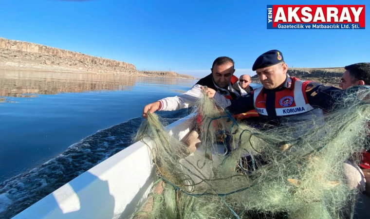 Baraj göletinde sahipsiz ağlar toplanıyor