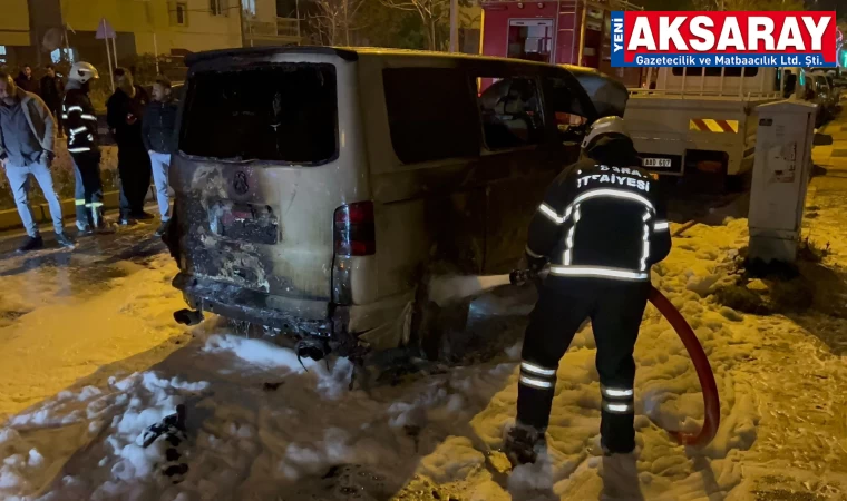 Seyir halindeki minibüs yandı