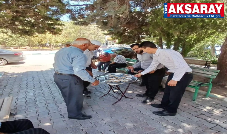 Cami avlusunda aşure ikramı