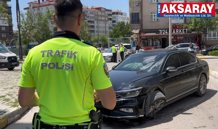 Sürücü kaza yapmamak için manevra yapınca kaldırıma çarptı