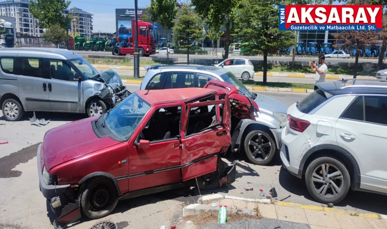 TERMİNAL YOLUNDA ZİNCİRLEME KAZA Afganistan uyruklu sürücü 3 araca çarparak durabildi