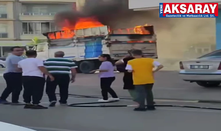 Yanan kamyonete vatandaşlar kovalarla su taşıdı