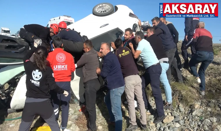 ARAÇ DEVRİLMESİN DİYE VATANDAŞLAR TUTTU Kazada 2 kişi öldü 1 kişi yaralındı