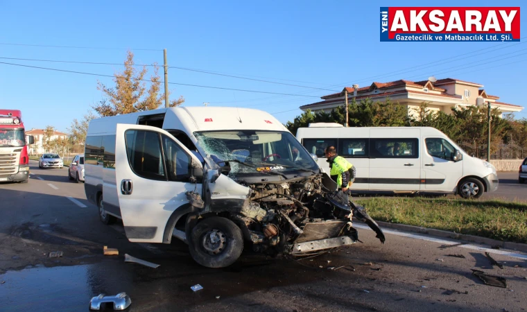 Öğrenci servisi Tır ile çarpıştı