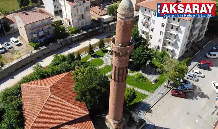 Selde ayakta kalan eser,  800 yıllık Eğri Minare