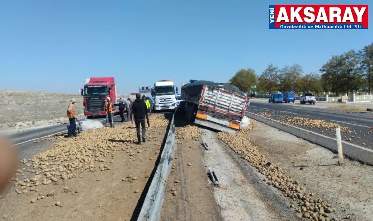 Tır refüje düştü, patatesler yola saçıldı