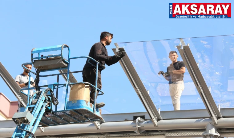 Yaya üst geçidinin cam kaplamaları yapılıyor