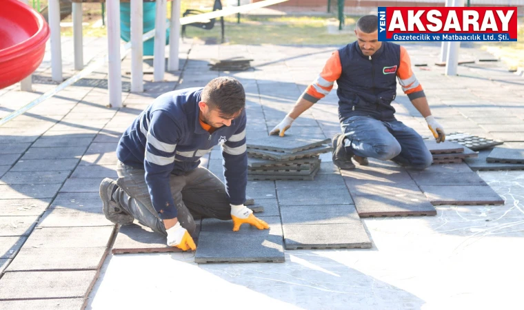 Çocuk parklarının zemin kauçukları yenileniyor