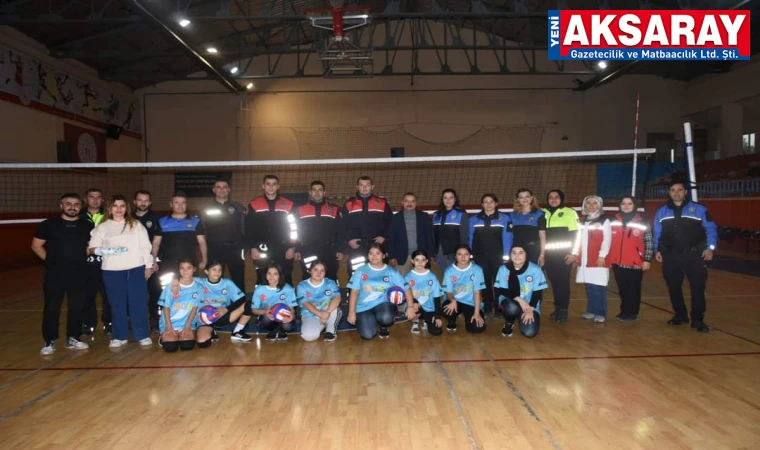 Emniyet personeli çocuklarla voleybol maçı yaptı