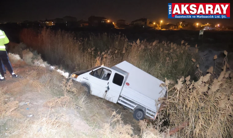 Otomobille çarpışan kamyonet sulama kanalına düştü