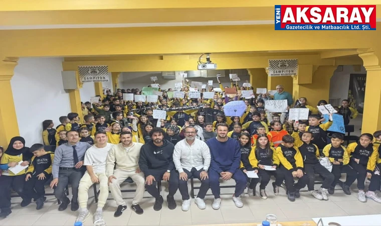 Futbolcular öğrencilerle söyleşi yaptılar