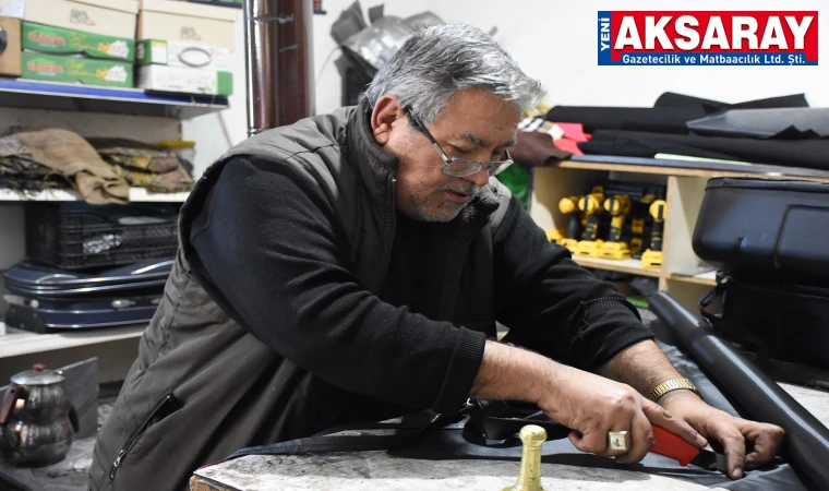 Görme engelli usta, çanta ve valiz tamir ediyor