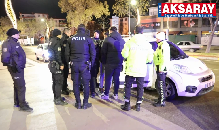 KENDİNİ ARACA KİLİTLEDİ Alkollü sürücüyle polisin imtihanı