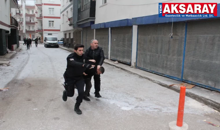 Ak­ra­ba­sı­nı tü­fek­le ya­ra­la­dı