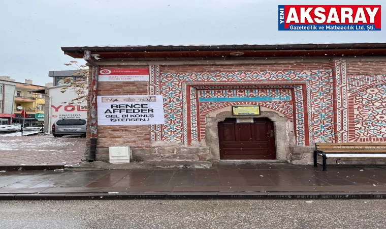 Camiye asılan pankart dikkat çekti