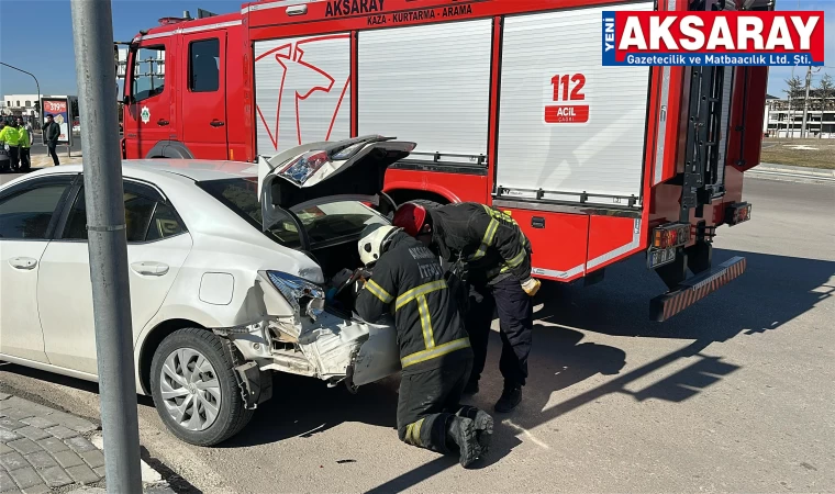 Hafif ticari araç ile otomobil çarpıştı