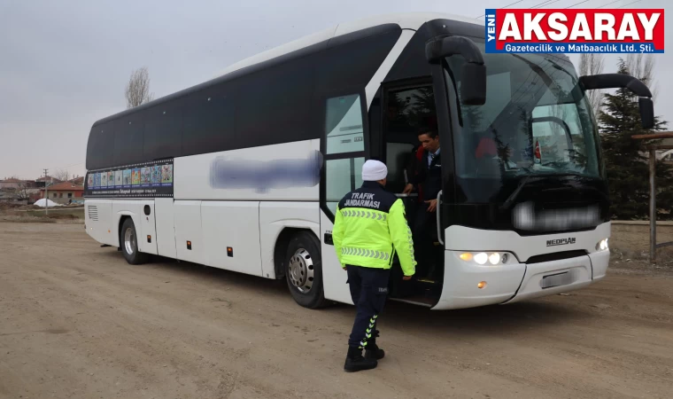 Sivil görevliler otobüsleri denetliyor