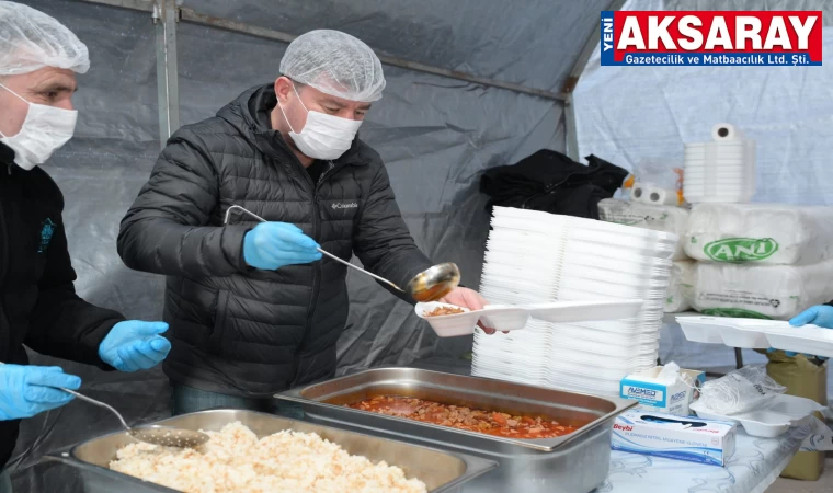Çadırda yemek servisi yaptı