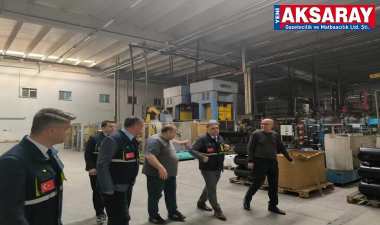 Fabrikaları geziyor üretim hakkında bilgi alıyor