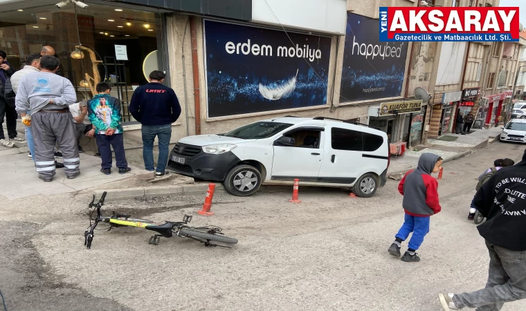 Geri manevra yapınca merdivenli kaldırıma düştü