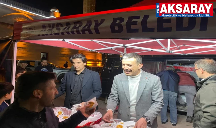 Güler yüzüyle kandil simidi dağıttı