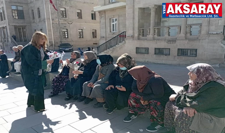 Meydanda çiçek dağıttılar