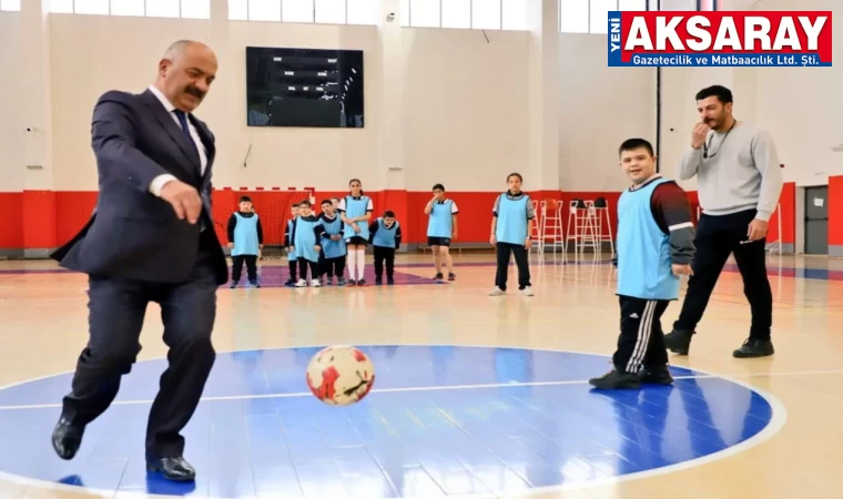 Özel çocuklarla futbol oynadılar