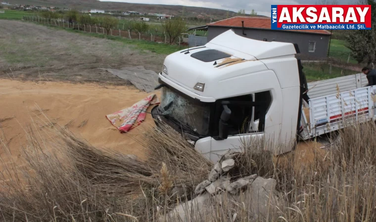Arpa yüklü tır şarampole devrildi