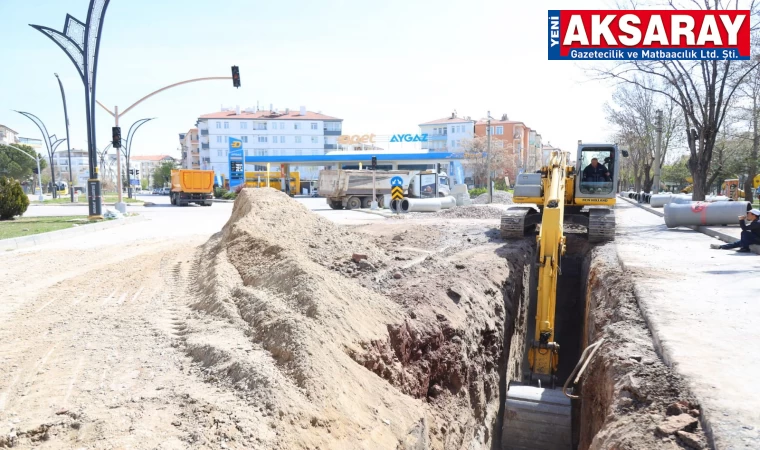 Caddede yenileme çalışmaları yapılıyor