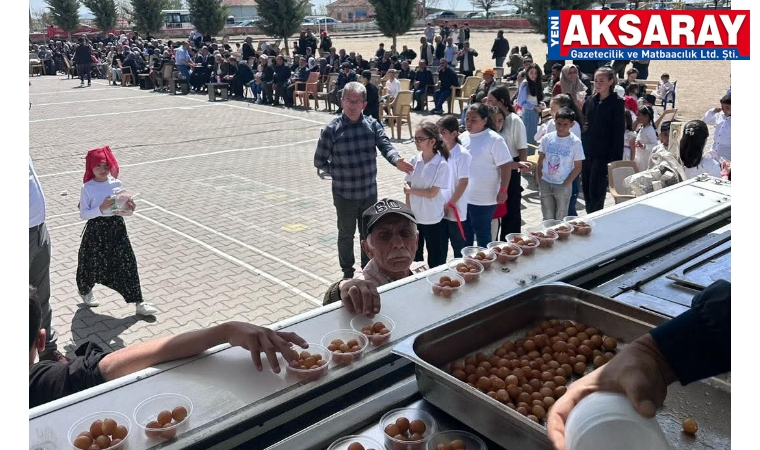 Hayırsever iş insanı çocuklara döner ve lokma ikram etti