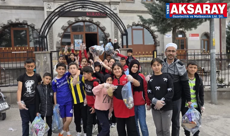 İmam öğrencilerle çevre temizliği yaptı