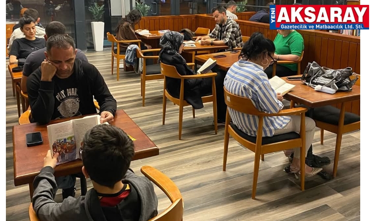 Kütüphanede ailecek okuyorlar